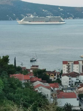 PLAVOBELA KUĆA SA MAGIČNIM POGLEDOM NA MORE